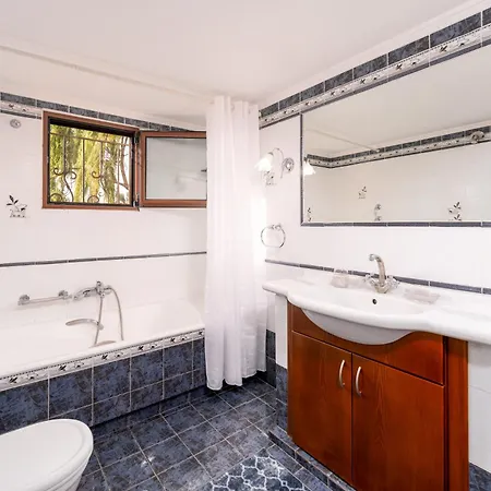 Georgias Paradise And Garden *