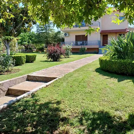 Georgias Paradise And Garden Kamares (Achaia)
